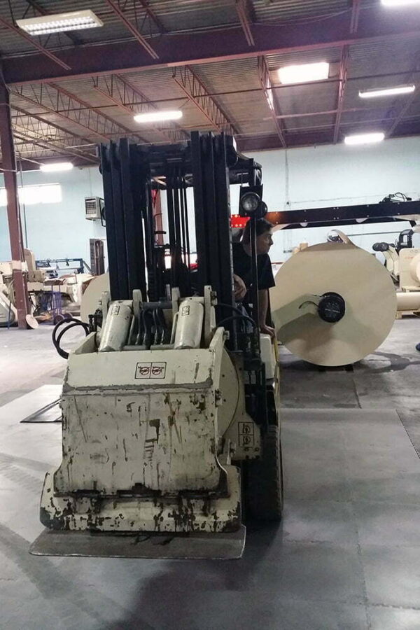 pod za tesku industriju, viljuskar se kreće preko pvc podnih obloga