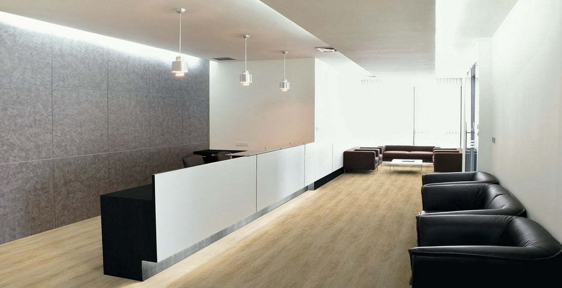 Recepcija ordinacije sa EXPONA Simplay podom u dezenu drveta