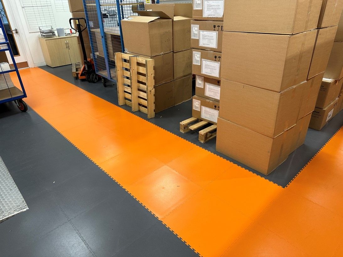 ecotile magacin 7mm 2 ecotile ploce postavljene u magacinu preko starog poda