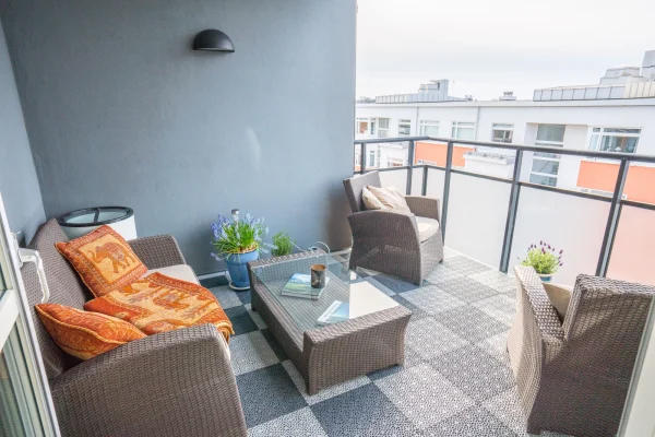 Gradski balkon sa foteljama i jastucima na sivoj Bergo XL oblozi