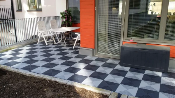 Balkon sa Bergo pločama u dve sive nijanse složenim u šahovski raspored