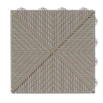 Bergo Unique modularna PVC ploča u boji Cedar Wood, dijagonalno rebrasta perforirana površina sa klik spojevima