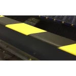 Crno-žuta protivklizna zaštita ivice na industrijskoj platformi