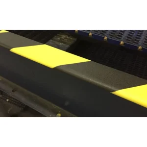 Crno-žuta protivklizna zaštita ivice na industrijskoj platformi