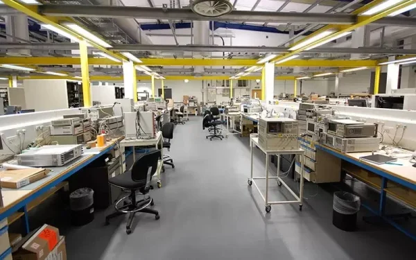 Antistatik ESD pod u laboratoriji za elektroniku