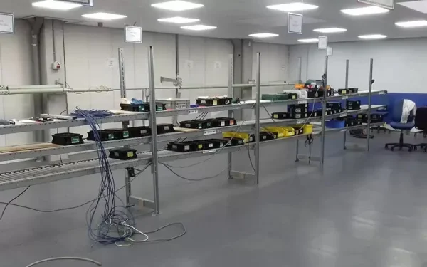 Montažna hala sa linijom radnih mesta postavljena na ESD podu