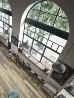 Kafić sa lučnim prozorom, barskim stolicama i tamnim EXPONA Design podom