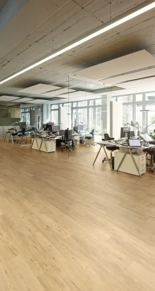 Open space kancelarija sa svetlim hrastovim EXPONA Clic 19dB podom