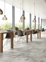 Kantina sa dugačkim stolovima i EXPONA Design podom u dezenu betona