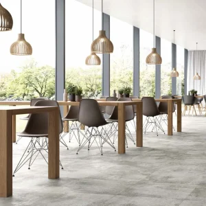 Kantina sa dugačkim stolovima i EXPONA Design podom u dezenu betona