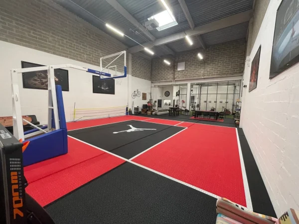 Mobilna košarkaška konstrukcija sa zaštitnom oblogom stuba u sali