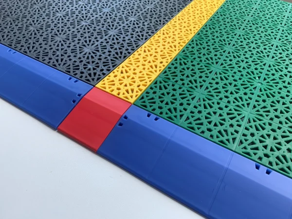 Detalj Bergo Ultimate ploča u više boja sa ugrađenom linijom i ivičnom letvicom