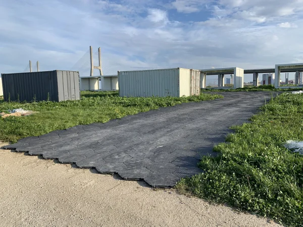 Traka zaštitnih ploča položena preko travnjaka kao prilaz za vozila