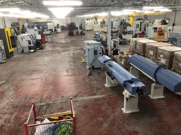 Stari oštećeni pod pre postavljanja nove podne obloge
