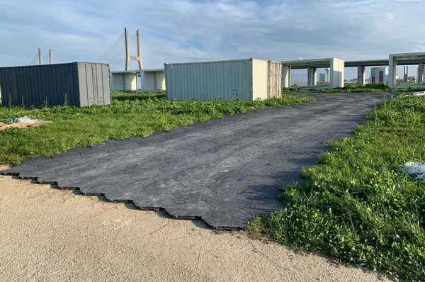 Bergo Solid — privremeni put od zaštitnih ploča preko travnjaka