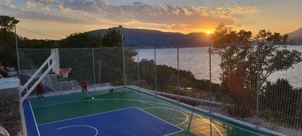 Košarkaški teren sa konstrukcijom pored mora, Herceg Novi
