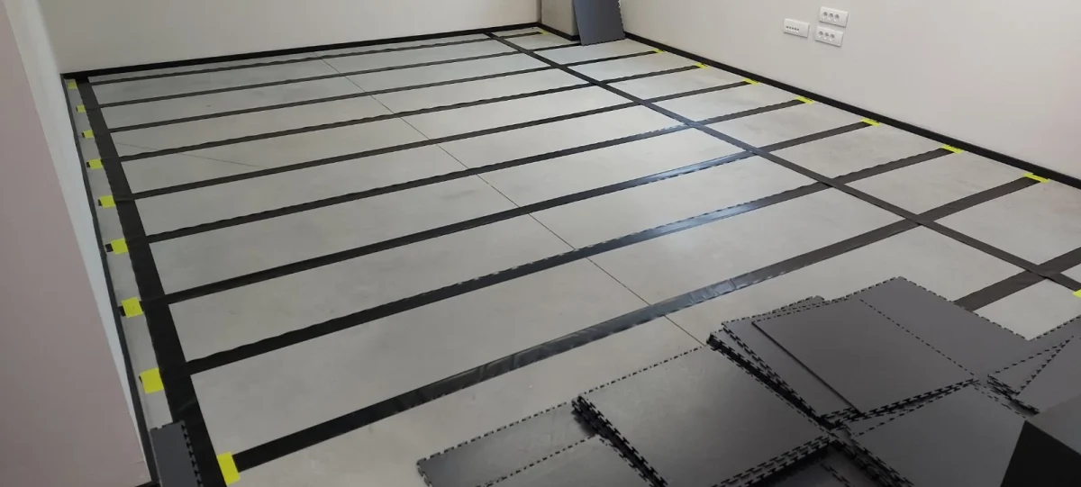 Mreža bakarnih traka za uzemljenje položena pre postavljanja ESD ploča, HTEC Niš