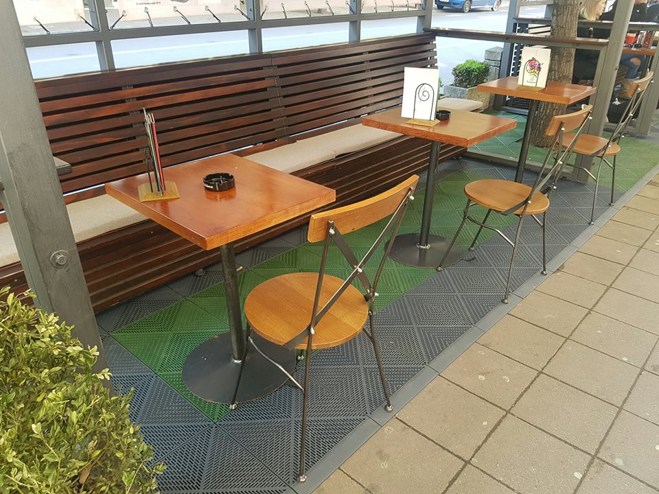 Bergo podloga u bašti Cafe Metropolis Music u Beogradu