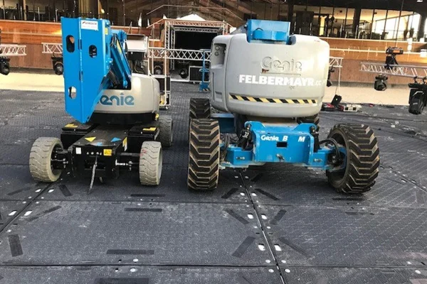 Isotrack L privremena podloga postavljena na događaju, dizalice na podlozi