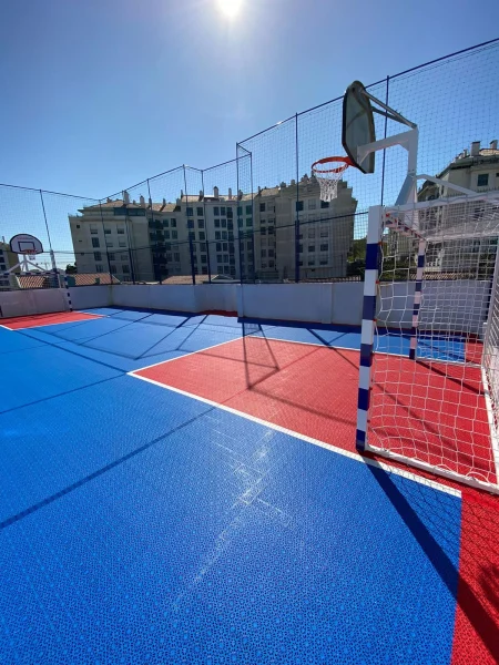 Krovni multisport teren, detalj koša i podloge