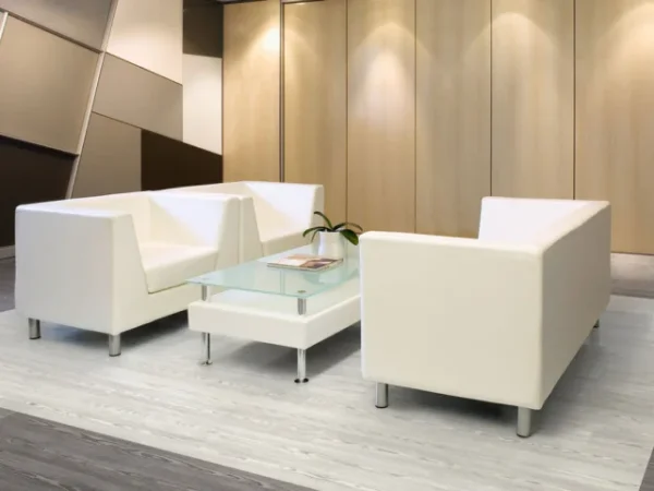 Expona Flow LVT pod u recepcijskom prostoru sa foteljama i klub stočićem