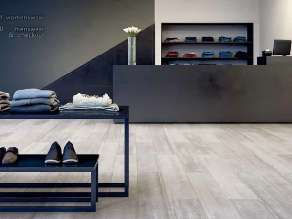 Expona Commercial LVT pod svetlog dezena u radnji u tržnom centru
