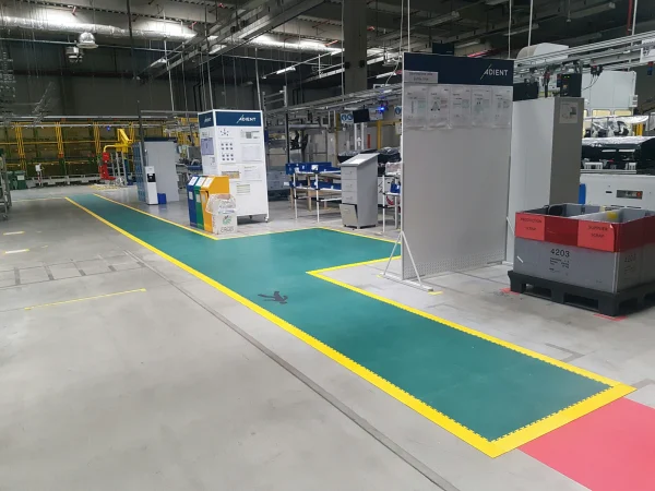 Ecotile industrijski pod sa DuraStripe obeležavanjem, Adient