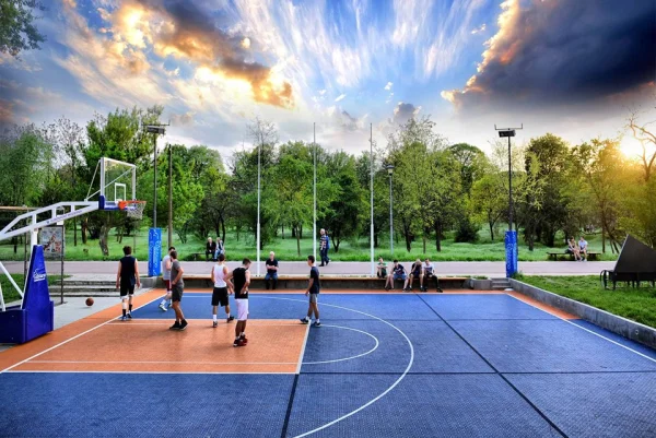 Spanoulis Court, Beograd — teren u parku
