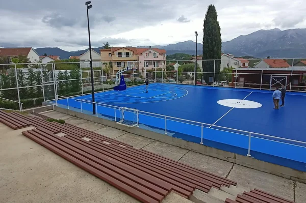 Košarkaški teren sa konstrukcijom, Lustica Bay, Crna Gora