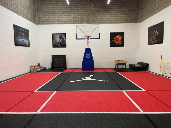 Indoor košarkaški teren u kancelarijskom prostoru