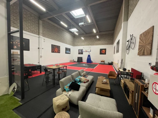 Indoor teren u kancelarijskom prostoru, širi kadar sa lounge zonom
