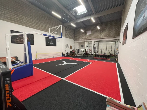Indoor teren u kancelarijskom prostoru, pogled na ulaz