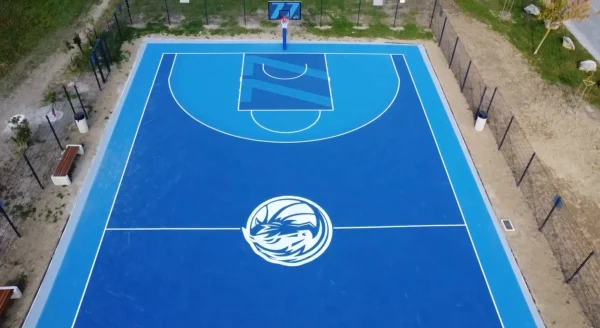 Košarkaški teren sa NBA Dallas Mavericks brendiranjem