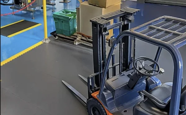 Viljuškar na Ecotile industrijskom podu